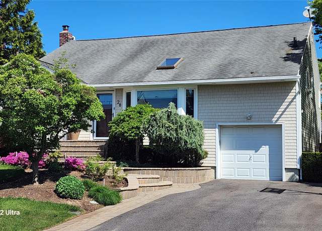 Property at 26 Tioga Dr, Jericho, NY 11753, 4 beds, 3 baths