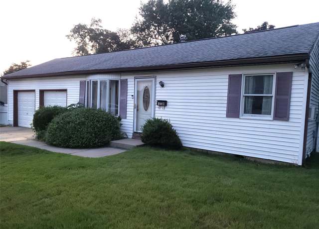 Property at 28 Pine St, Central Islip, NY 11722, 3 beds, 1.5 baths