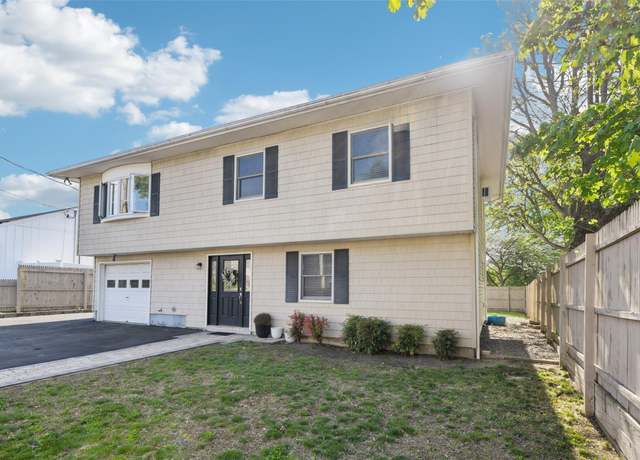 Property at 7 Avenue B, Locust Valley, NY 11560, 3 beds, 2.5 baths