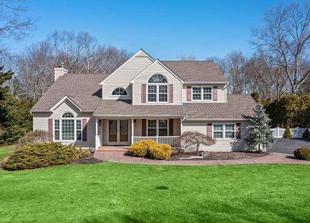 Property at 3 Kimberly Ct, Manorville, NY 11949, 5 beds, 2.5 baths