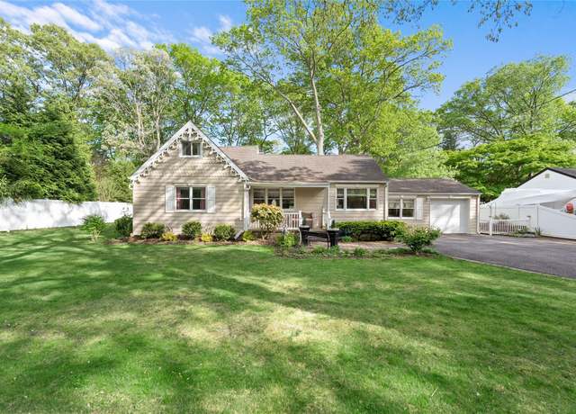 Property at 10 Lynch Ln, Smithtown, NY 11787, 3 beds, 1.5 baths