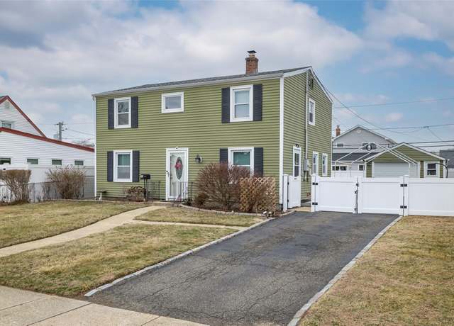 Property at 32 Rope Ln, Levittown, NY 11756, 5 beds, 2 baths