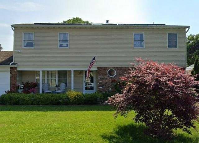 Property at 27 Sequoia Way, Holbrook, NY 11741, 5 beds, 3 baths