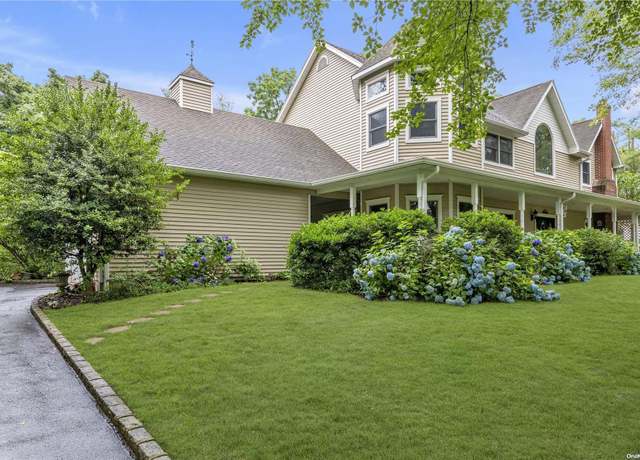 Property at 4 Skunk Hollow Rd, Huntington, NY 11743, 5 beds, 3.5 baths