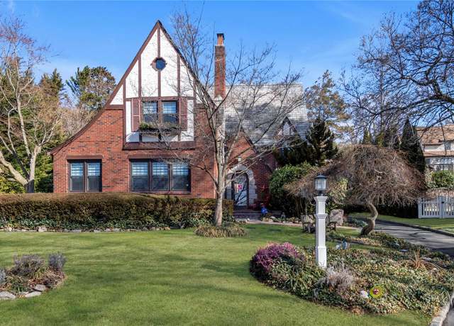 Property at 24 Meadow Dr, Port Washington, NY 11050, 3 beds, 1.5 baths