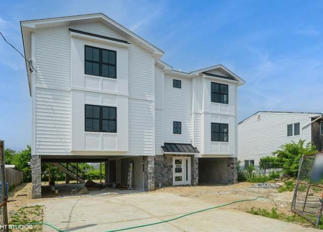 Property at 3 Pleasantview Dr, Bayville, NY 11709, 4 beds, 2.5 baths