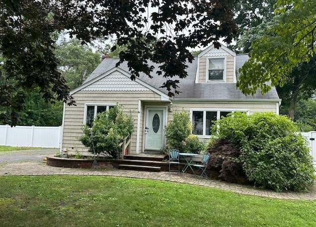 Property at 1088 Cassel Ave, Bay Shore, NY 11706, 5 beds, 1 bath