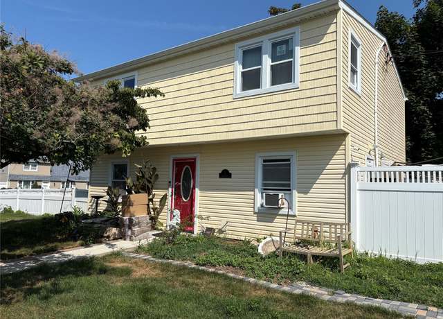 Property at 3 Brook Ln, Levittown, NY 11756, 6 beds, 2 baths