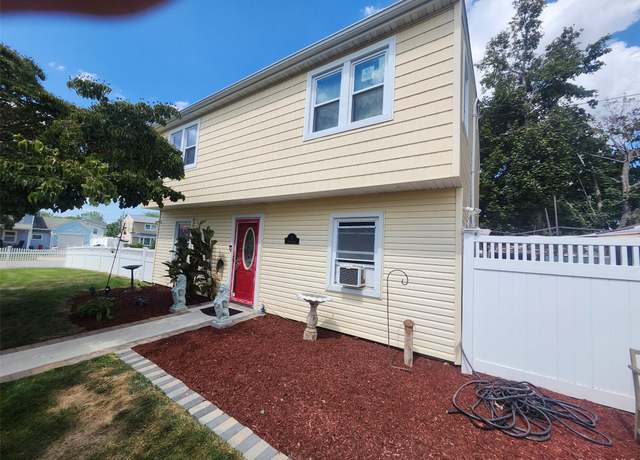 Property at 3 Brook Ln, Levittown, NY 11756, 6 beds, 2 baths