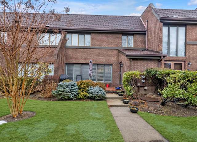 Property at 23 Fox Rdg, Roslyn, NY 11576, 2 beds, 2.5 baths
