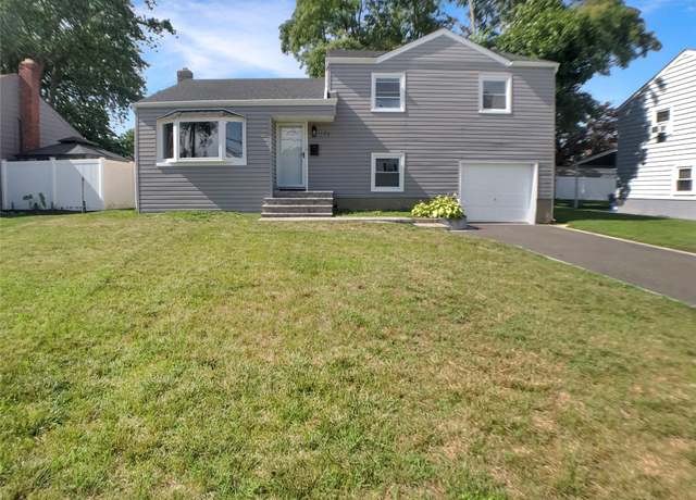 Property at 271 Lincoln Ave, Levittown, NY 11575, 4 beds, 3 baths
