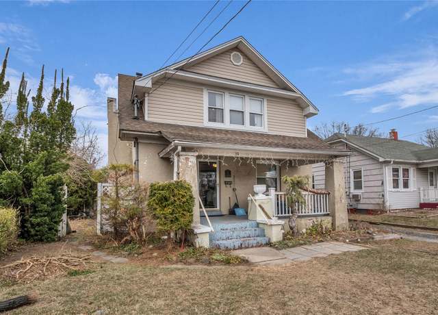 Property at 39 Robert St, Patchogue, NY 11772, 3 beds, 1.5 baths