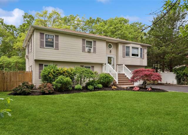 Property at 40 Dillmont Dr, Smithtown, NY 11787, 5 beds, 3 baths