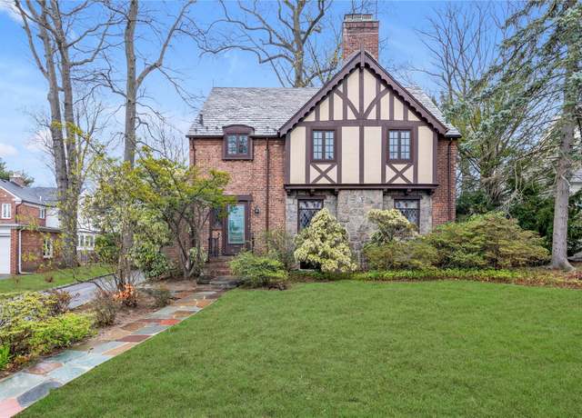 Property at 3 Longview Pl, Great Neck, NY 11021, 4 beds, 3.5 baths