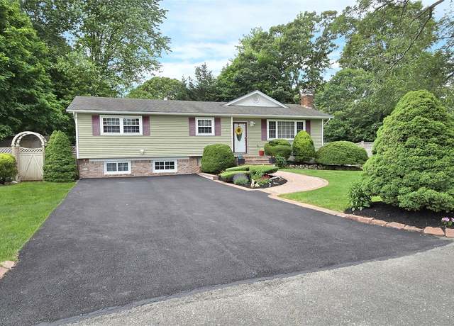 Property at 100 Brunswick Rd, Ronkonkoma, NY 11779, 3 beds, 2 baths