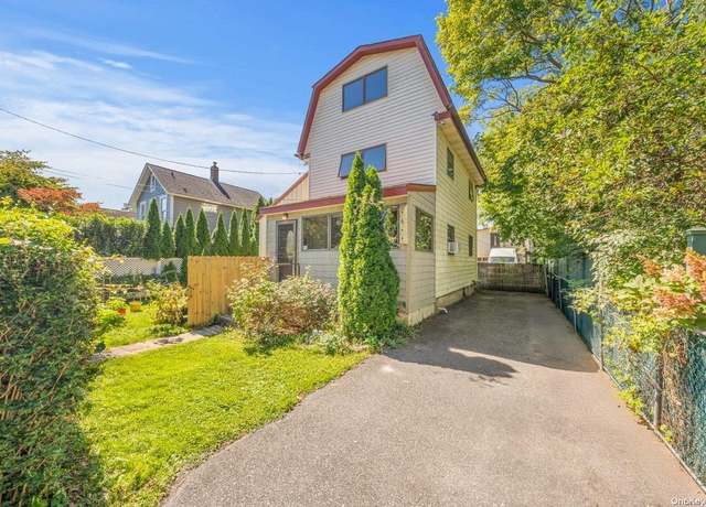 Property at 4 Maple St, Glenwood Landing, NY 11547, 4 beds, 3.5 baths