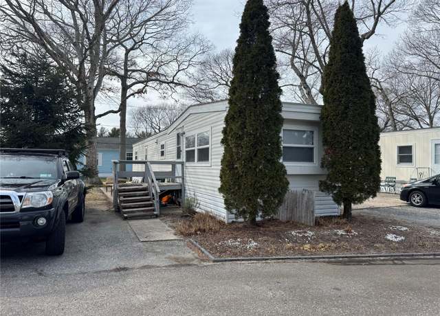 Property at 37 Hubbard, Riverhead, NY 11901, 2 beds, 1 bath