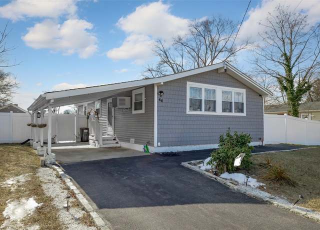 Property at 44 Hackmatac St, Central Islip, NY 11722, 3 beds, 1 bath