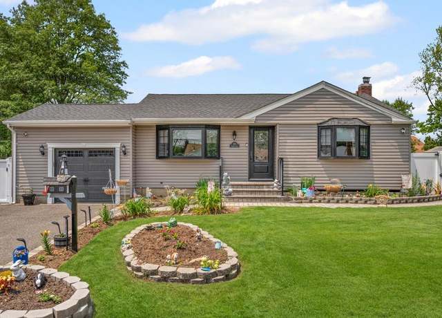 Property at 220 Farhan Ln, North Babylon, NY 11703, 3 beds, 1 bath
