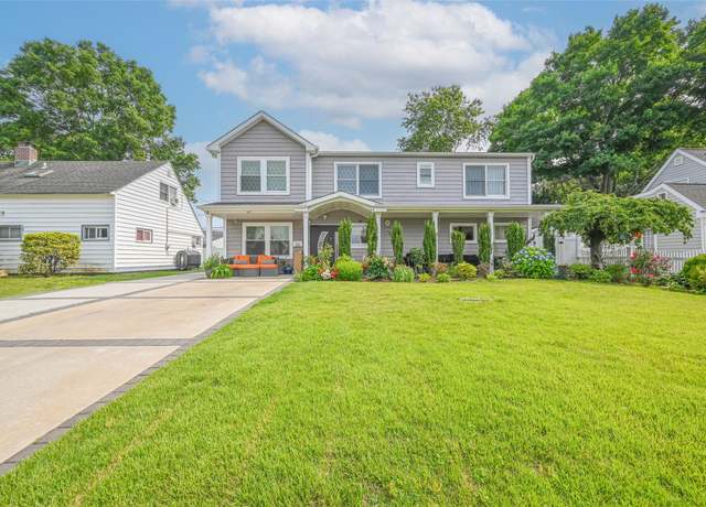 Property at 86 S Cabot Ln, Westbury, NY 11590, 4 beds, 4 baths