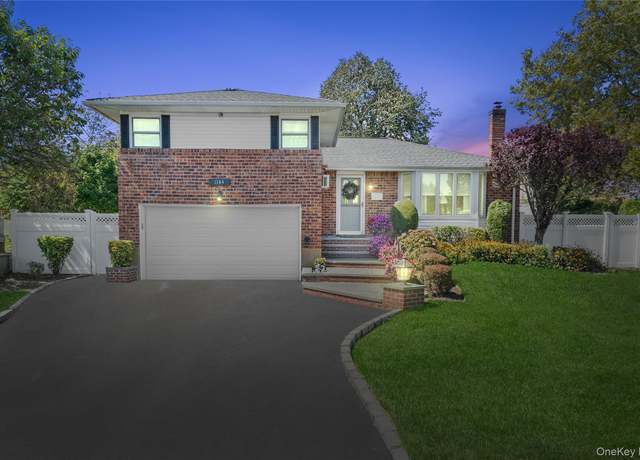 Property at 1144 Greenway Ct, Seaford, NY 11783, 3 beds, 2.5 baths