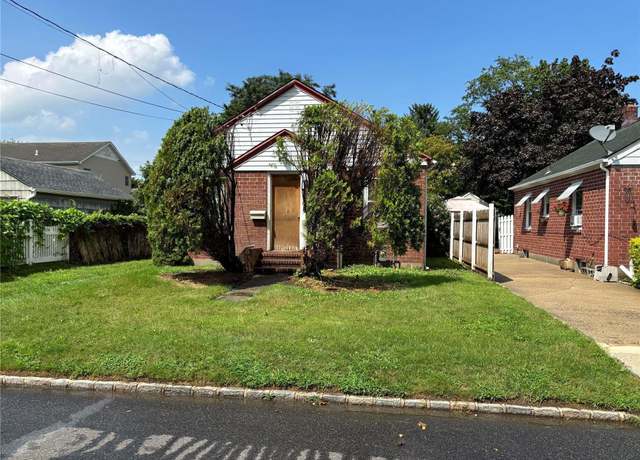 Property at 27 Jane St, Roslyn Heights, NY 11577, 2 beds, 1 bath