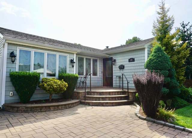 Property at 22 Vassar Ln, Hicksville, NY 11801, 2 beds, 3 baths