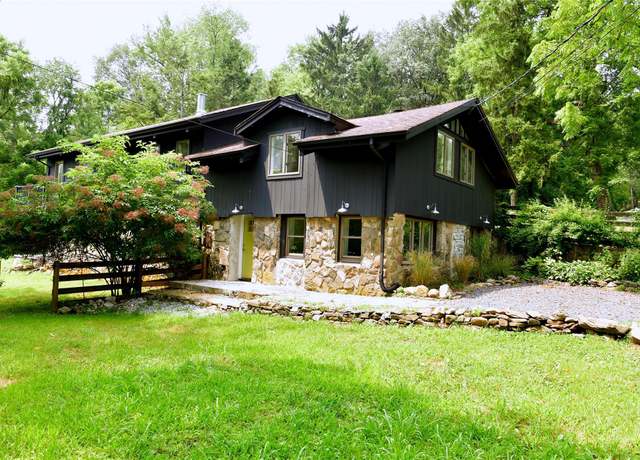 Property at 47 Waterbury Rd, Warwick, NY 10990, 4 beds, 3.5 baths