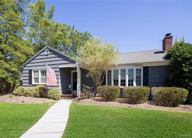 Property at 2575 Oaklawn Ave, Southold, NY 11971, 3 beds, 2 baths