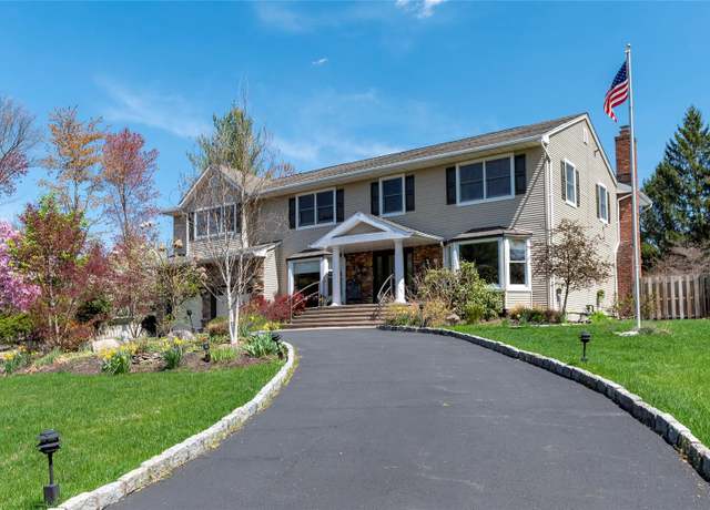 Property at 1 Regina Ct, Blauvelt, NY 10913, 6 beds, 3.5 baths