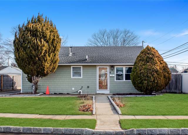 Property at 40 Somerset Rd E, Amityville, NY 11701, 3 beds, 1 bath