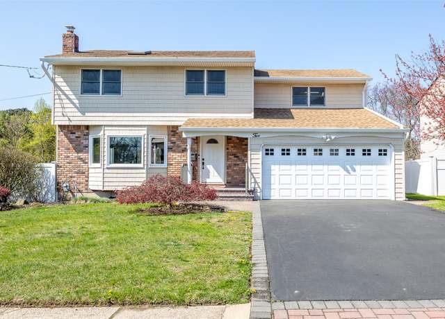 Property at 2 Joyce Ct, North Babylon, NY 11703, 3 beds, 2.5 baths