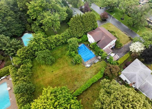 Property at 8 Macintosh Ln, Monsey, NY 10952, 5 beds, 2.5 baths