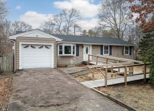 Property at 281 Easton St, Ronkonkoma, NY 11779, 3 beds, 1 bath