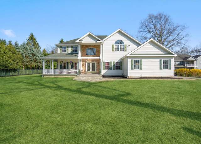 Property at 21 Moss Creek Ln, East Patchogue, NY 11772, 5 beds, 2.5 baths