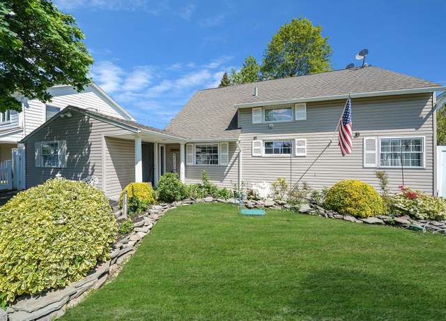Property at 15 Thrush Ln, Levittown, NY 11756, 5 beds, 2 baths