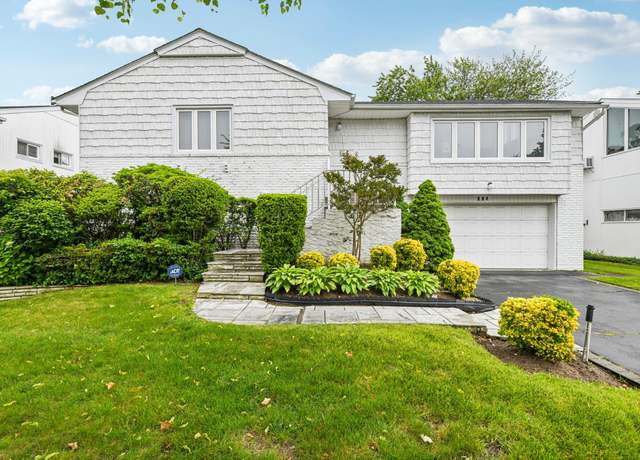 Property at 904 Woodmere Dr, Valley Stream, NY 11581, 4 beds, 2.5 baths