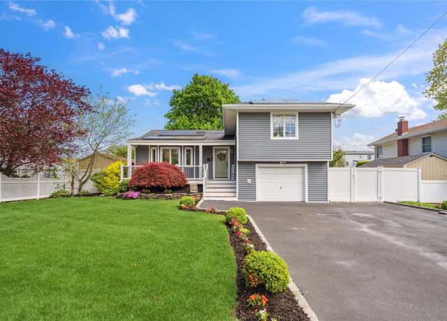 Property at 152 Berkeley Pl, Massapequa, NY 11758, 3 beds, 2 baths