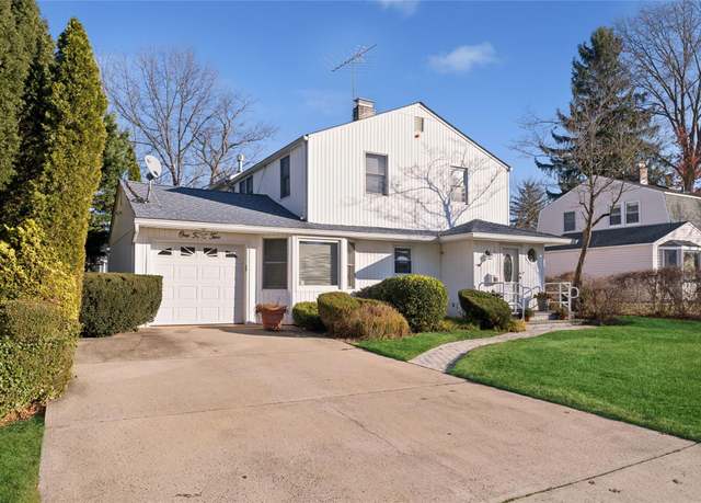 Property at 142 Hillturn Ln, Roslyn Heights, NY 11577, 3 beds, 2.5 baths