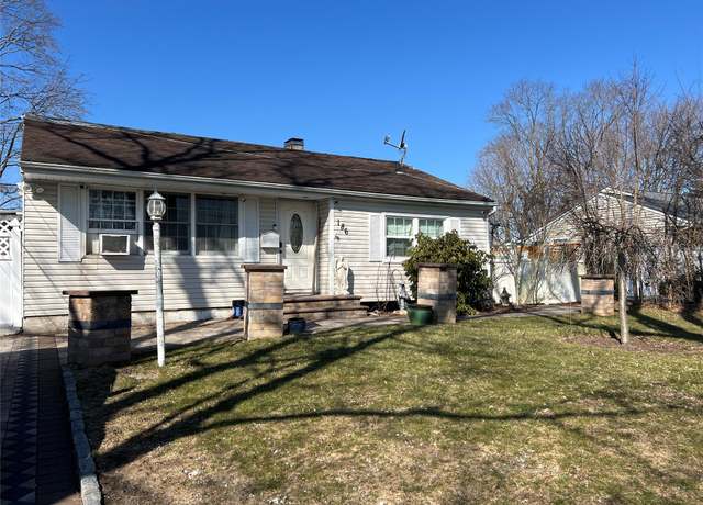 Property at 186 Westwood Dr, Brentwood, NY 11717, 3 beds, 2 baths