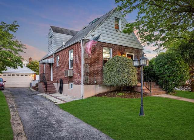 Property at 32 Jedwood Pl, Valley Stream, NY 11581, 4 beds, 1 bath