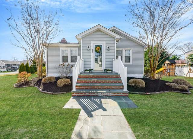 Property at 30 Hope St, West Babylon, NY 11704, 2 beds, 2 baths