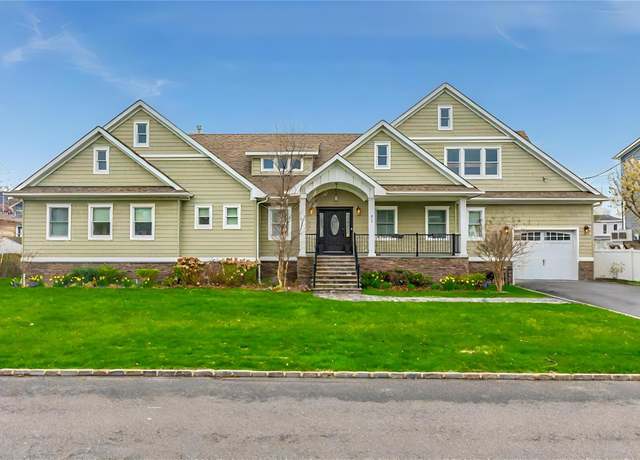 Property at 850 E Bay Dr, West Islip, NY 11795, 4 beds, 3 baths