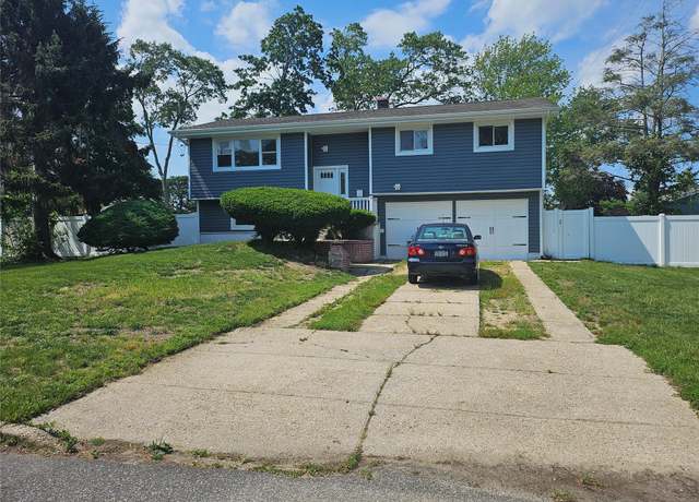 Property at 141 Sheridan St, Brentwood, NY 11717, 7 beds, 3 baths