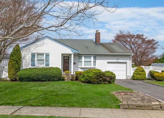 Property at 7 Gainsboro Ln, Syosset, NY 11791, 4 beds, 2 baths