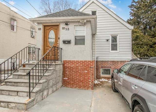 Property at 41 Altonwood Pl, Yonkers, NY 10710, 5 beds, 2.5 baths