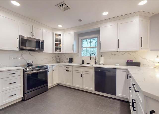 Property at 36 Nidzyn Ave, Remsenburg, NY 11960, 3 beds, 2 baths