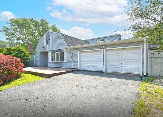 Property at 6 Lollypine Ln, Medford, NY 11763, 5 beds, 4 baths