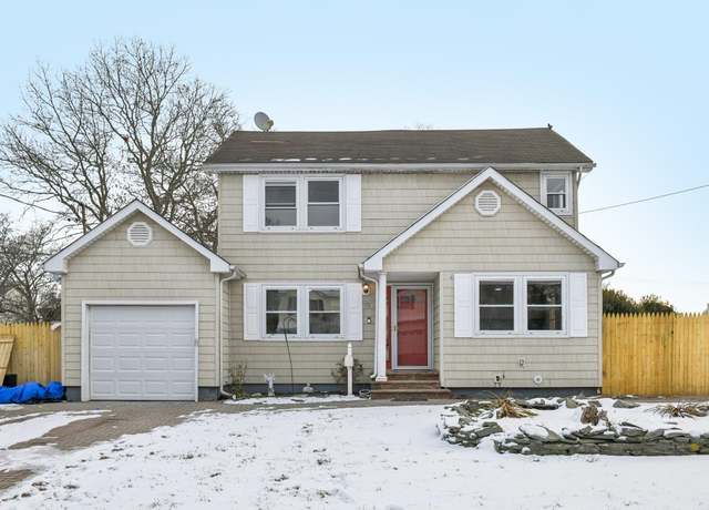 Property at 73 Pequot Ln, East Islip, NY 11730, 5 beds, 2.5 baths