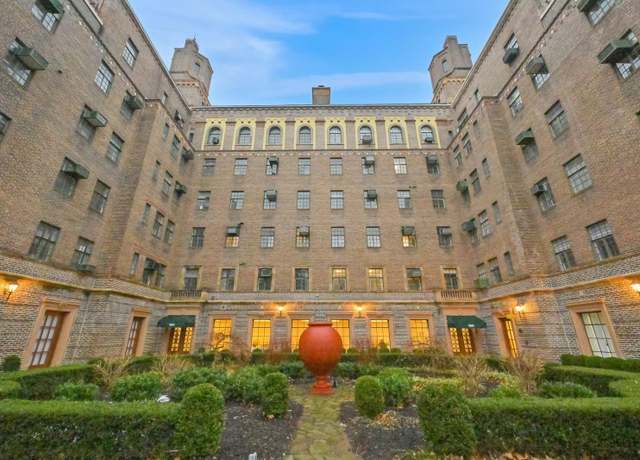 Property at 160 Middle Neck Rd Unit 4c, Great Neck, NY 11021, 1 bed, 1 bath